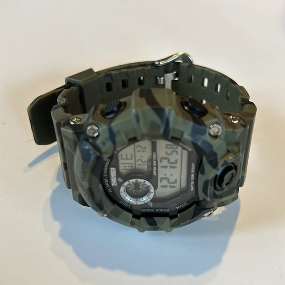 ⌚️Men’s Green Camouflage Waterproof Sports-watch - Picture 3 of 6